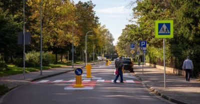 Trzy przejścia z azylami na ulicy 1 Maja